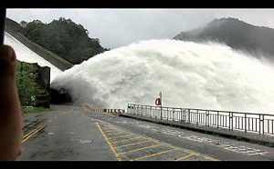 鋒面帶來豐沛雨量　各地水庫實施洩洪