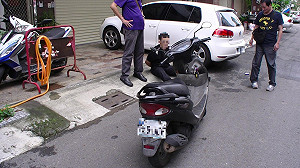 夫妻吸毒被逮　夫哀求：別讓小孩知道