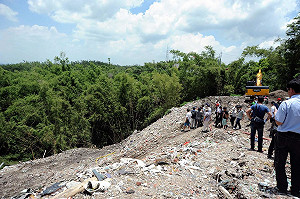 旗山遭丟廢棄物  悶燒臭味已控制
