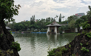 台中公園日月湖遭滅火器噴灑  市府淨化水質