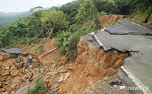 德安路坍高差13米  林右昌 : 釐清責任並恢復通車