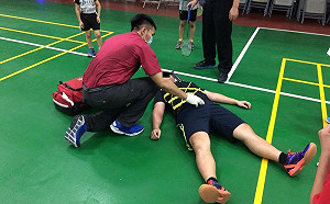 天氣潮溼悶熱 羽球教練中暑送醫