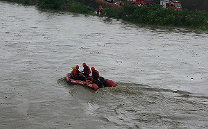 2瓜農受困沙洲  橡皮艇馳援救出