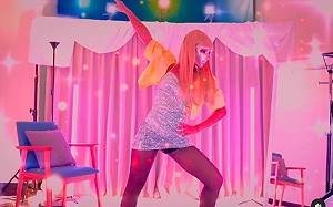 品子神還原《假面女郎》直播主！性感熱舞網嗨炸：抖到傾家蕩產