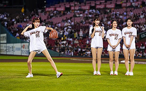 林襄赴日應援「成功開球」！日粉暴動：太可愛