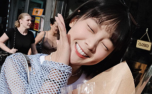 籃籃大露香肩熱舞片曝光！酒紅色緊身衣化身「性感小辣椒」