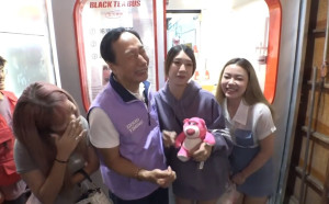 郭台銘狂掃夜市吸人氣 年輕首投妹興奮喊：我愛郭爸爸 我的第一次給你