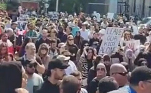 (影) 不滿學校灌輸跨性別意識 加拿大爆發家長遊行抗議