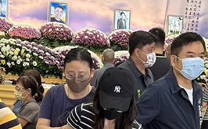 屏東4勇消殉職  屏二分隊長靈堂單膝下跪痛哭