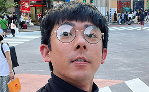 阿滴東京街頭Cos五條悟！「黑色高領」網歪樓：比較像賈伯斯