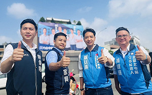 侯友宜盧秀燕VS台中四藍青選將 合體看板「侯力台中新秀！」上架