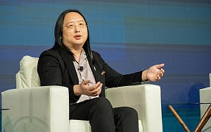 出席全球新興科技峰會 唐鳳籲各界攜手邁向「AI安全競賽」