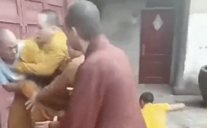 （影）得罪了方丈還想走？中國和尚火爆打群架 連板凳都用上 配樂還是佛經