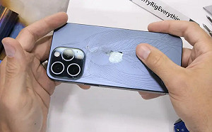 徒手一折背蓋秒裂！iPhone 15耐用度測試