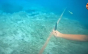 菲律賓海警下海割斷中國「浮動屏障」  300公尺長繩索畫面曝光