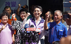 現身中壢連署站催票 賴佩霞：每一份連署都是改變台灣的機會   