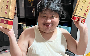 統神在漁港「被老闆多送魚」！網笑：是給神的祭品