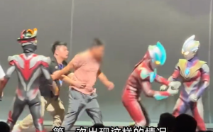 愛國情懷？中國男子衝上舞台推倒日本「奧特曼」