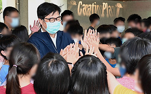 關心院童入住新院舍   陳其邁中秋訪視「南區兒童之家」