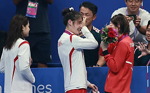 亞運游泳／張雨霏蝶式奪金後擁池江璃花子！