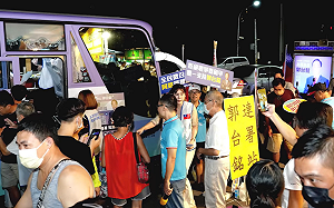 郭台銘勤跑夜市拉連署 ! 王義川諷：搞得像「浩角翔起」主持美食節目一樣