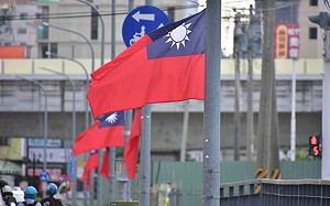 台中建國北整排國旗「降半旗」引誤會？中市府：行車安全考量