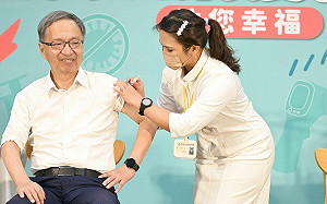 家長憂校園公費疫苗打到「高端」 薛瑞元：可至其它醫療院所接種