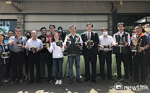 王定宇結合議員熱心入土捐助抗疫  千組捕蚊神器送各里對抗登革熱