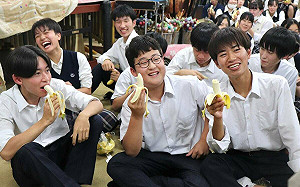 高市府直送旗山香蕉應援  「翡翠騎士」中文喊：愛台灣！高雄見！