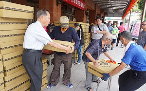 萬和宮有愛心！普度供品送低收入戶外加現金一千