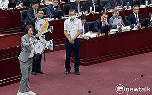 蔣萬安施政滿意度倒數 林延鳳贈送「吊車尾」諷刺 