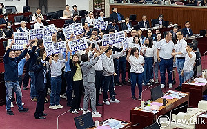 杯葛蔣萬安報告 綠喊「柯留爛尾、蔣快醒醒」 藍吼「市長加油」 