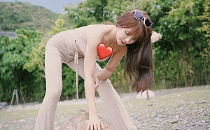 琳妲90度彎腰「傲人上圍掉出」！網暴動：放了那隻龜