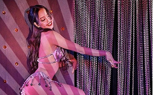 Lisa《瘋馬秀》辣照首曝光！「僅穿內衣褲」吸千萬人點讚