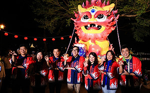 左營萬年季巨型火獅超吸睛登場！  陳其邁開幕祈福四季平安