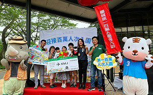 高雄壽山動物園國慶假期喜迎第100萬位遊客