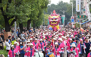 左營萬年季千人拉火獅開放民眾祈福   精彩表演輪番上陣