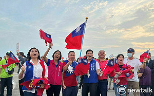 國慶晚會國民黨議員發國旗  2000支小國旗發光光