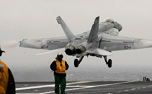 美軍戰機、艦隊準備協助以色列！福特號航艦打擊群已開赴東地中海