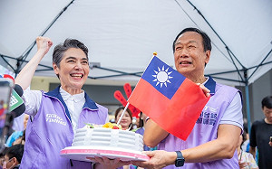 郭台銘逢甲夜市發錢母 帶頭唱生日快樂祝福中華民國