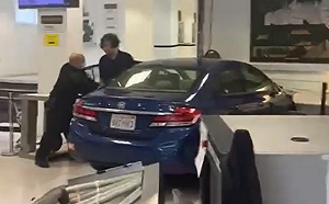 (影)「中共在哪?」男子駕車闖入中國駐舊金山領事館 美警開槍射擊