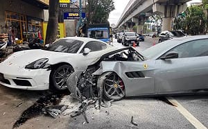 桃園千萬法拉利失控衝對向　猛撞路邊保時捷