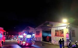 三峽工廠晚間火警！大批警消全力灌救