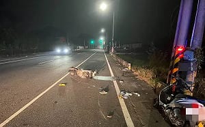 高雄騎士疑自撞石墩！頭部重創倒血泊昏迷