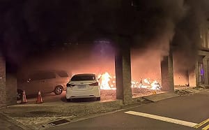 疑遭縱火！竹南民宅深夜竄火舌燒毀9汽機車