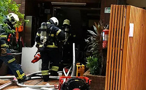 北市社區火警！地下室車輛不明原因火燒車