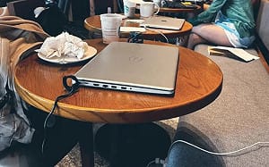 星巴克「客人消失」！筆電佔位眾傻：治安好