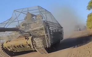 (影) 俄國坦克披婚紗? 防無人機攻擊 鐵籠覆蓋車頂 烏軍 : 這樣更難摧毀 