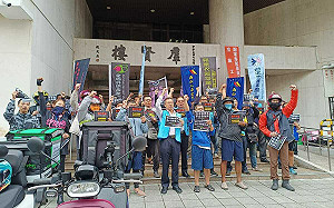 平台頻砍薪酬「2單變40元」 外送員齊聚立院外要專法