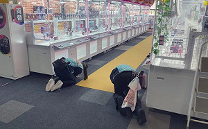 日遊樂場「店員雙腳跪地」！急找最認真員工